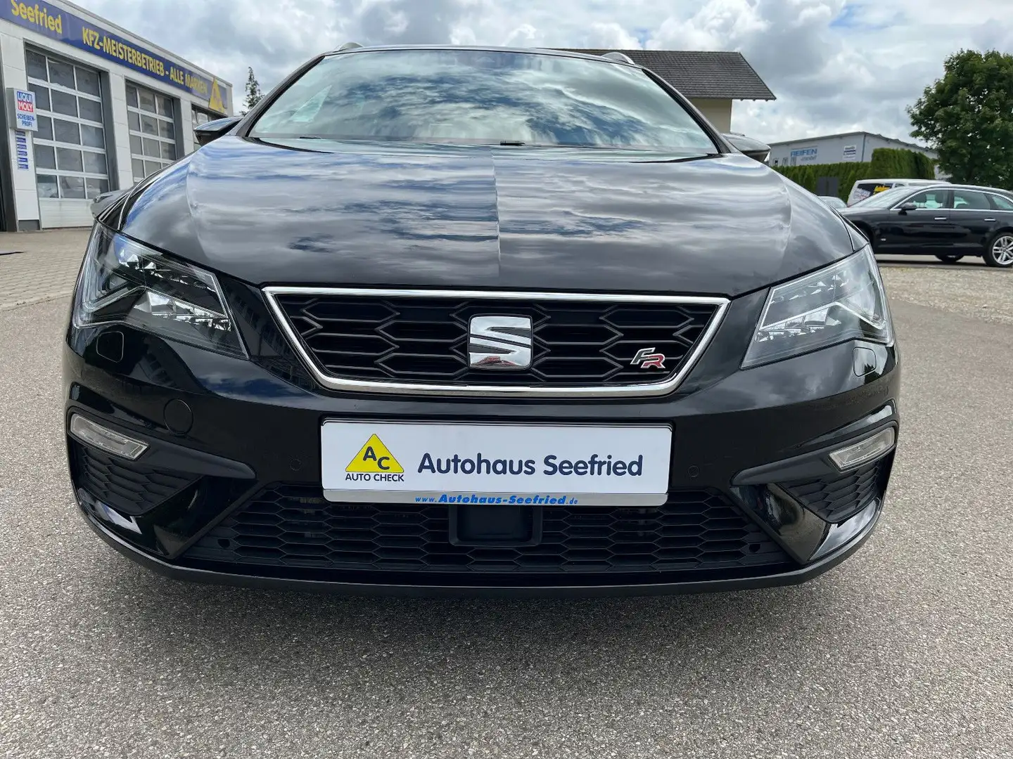 SEAT Leon ST FR Black Matt Edition LED Navi Schwarz - 2