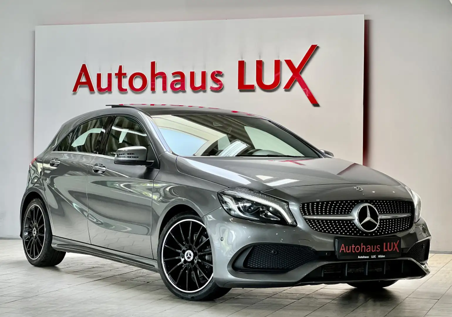 Mercedes-Benz A 180 AMG LINE*PANORAMA*R-KAM*H&K*COMAND*3,99%* Gris - 1