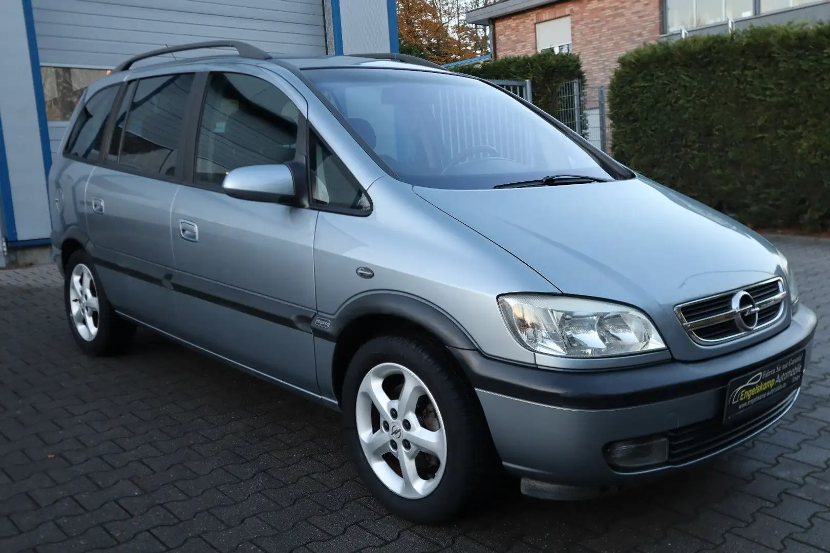Opel Zafira 1.8 16V Elegance/7*SITZER/KLIMA/MFL Grau - 1