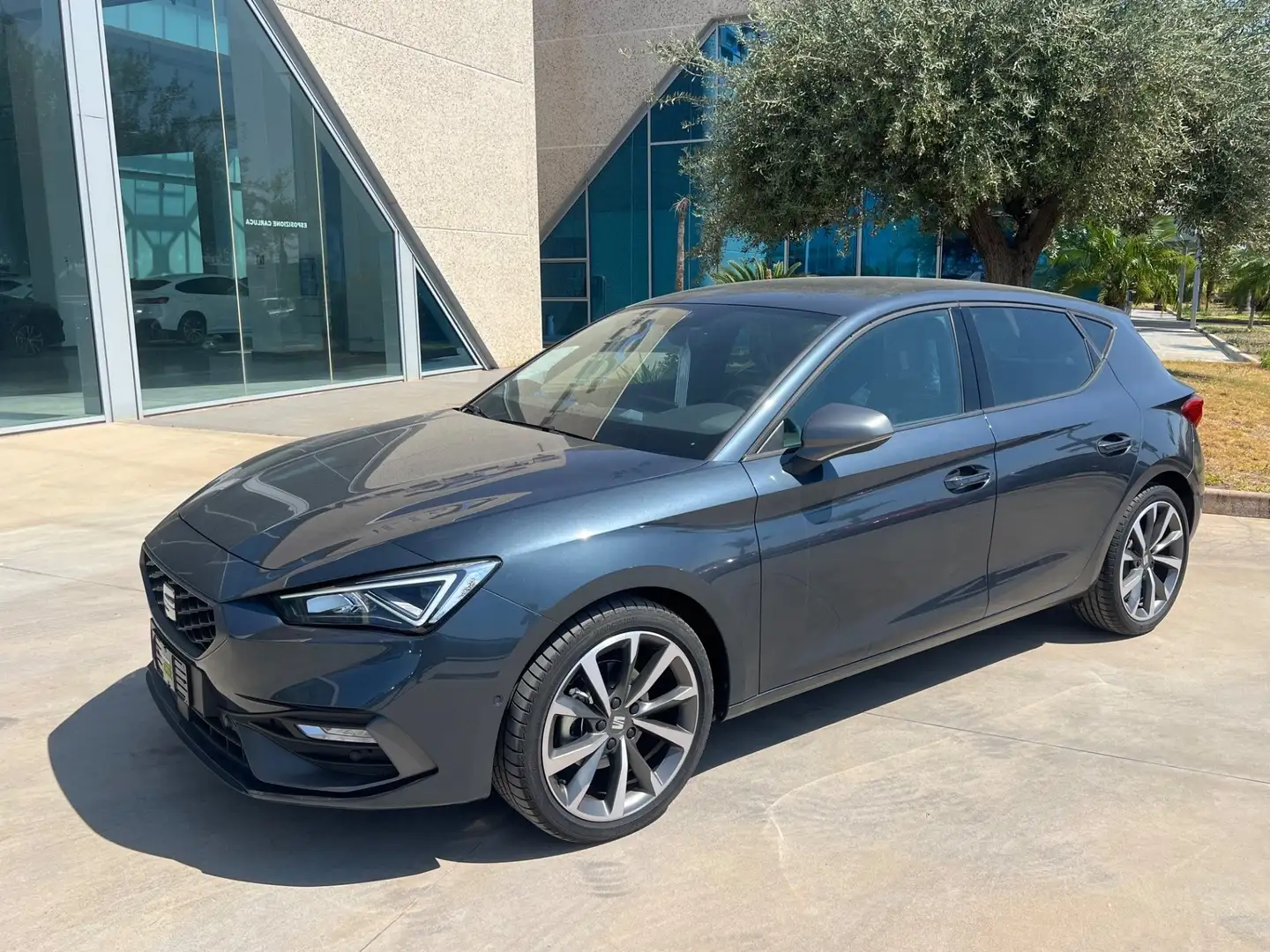 SEAT Leon FR 2.0 tdi DSG possibilità noleggio no scoring Grigio - 1