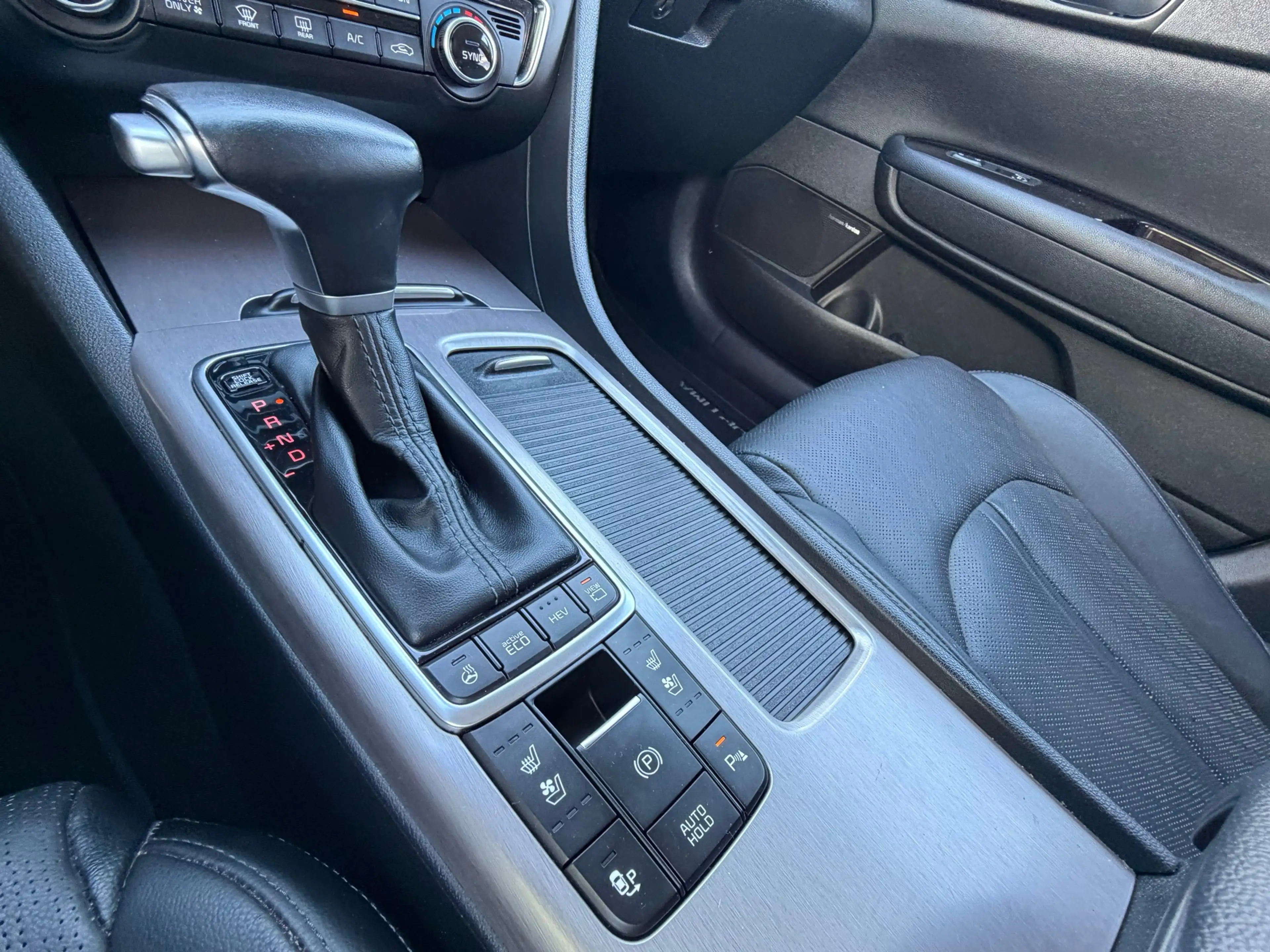 Kia Optima Sportswagon 2.0 GDI PHEV ExecutiveLine Pano Adap.C — photo 34