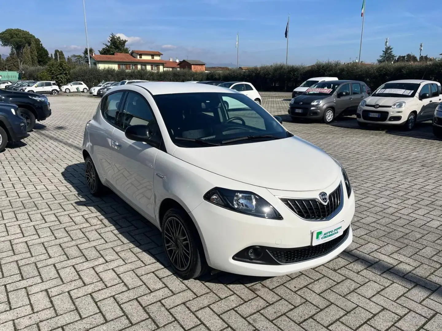 Lancia Ypsilon 1.0 FireFly 5 porte S&S Hybrid Gold Bianco - 1
