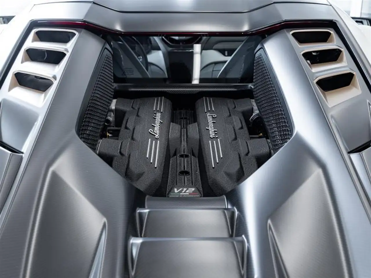 Lamborghini Revuelto снимка Lamborghini Revuelto