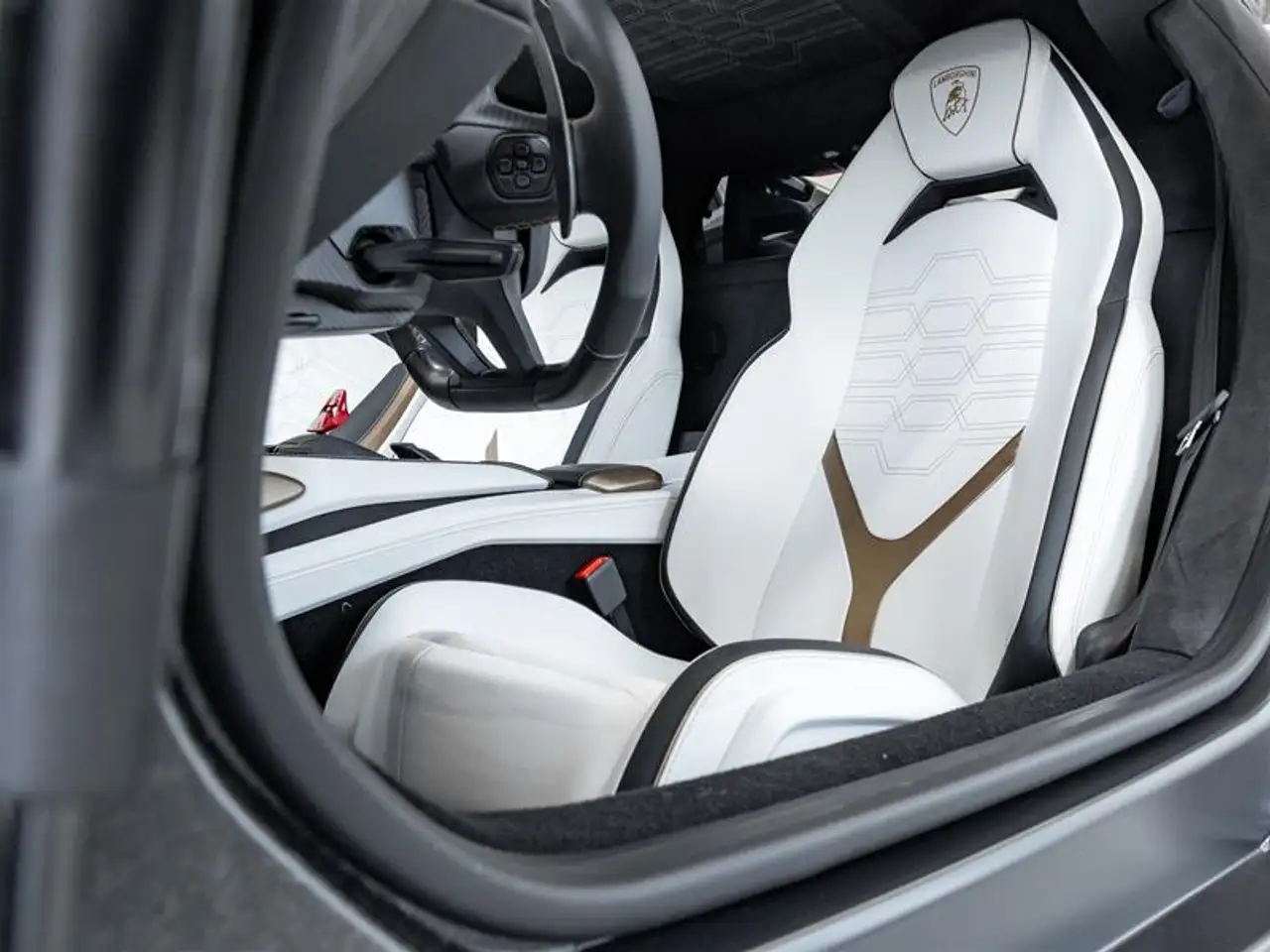Lamborghini Revuelto снимка Lamborghini Revuelto