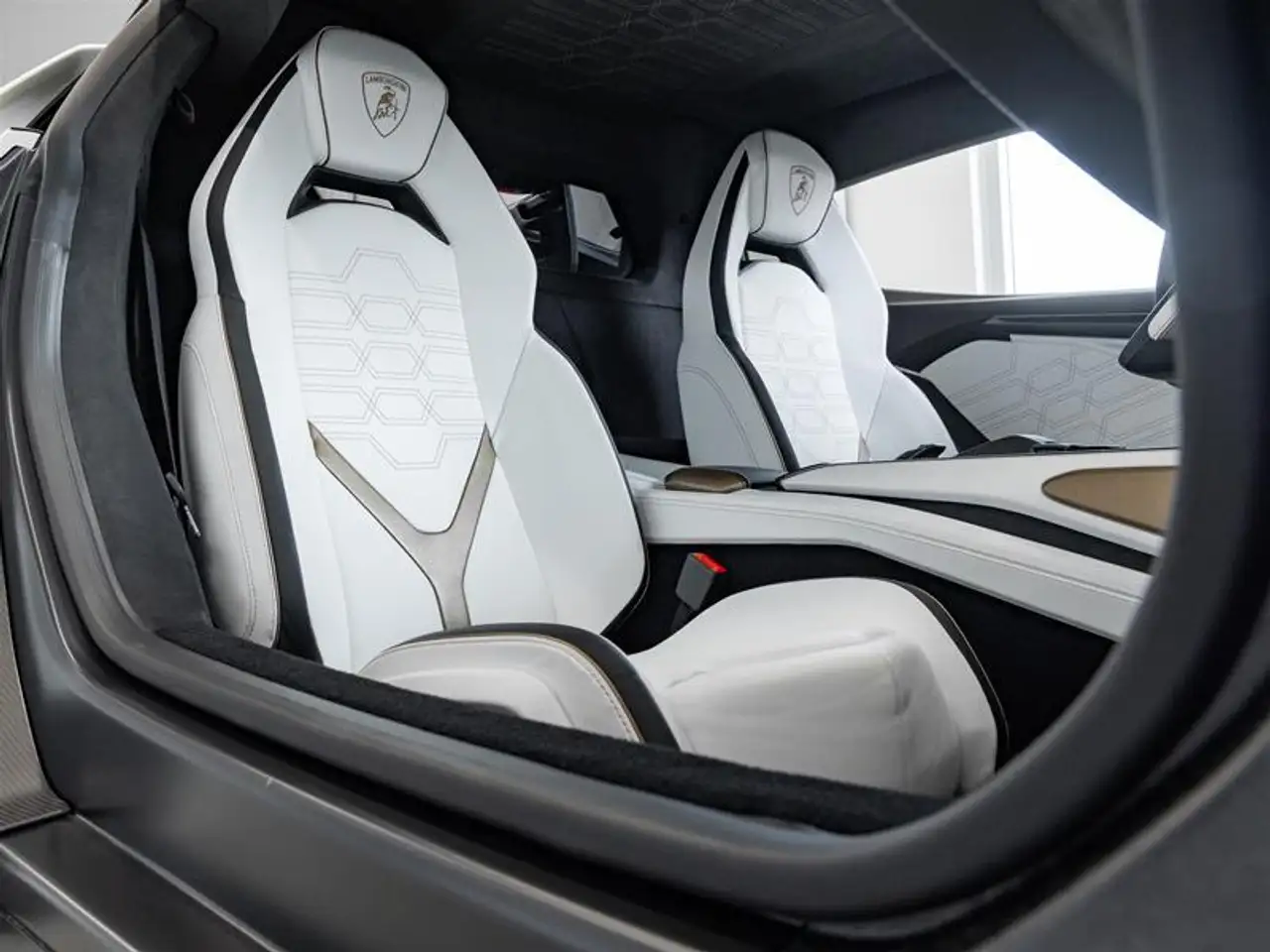 Lamborghini Revuelto снимка Lamborghini Revuelto