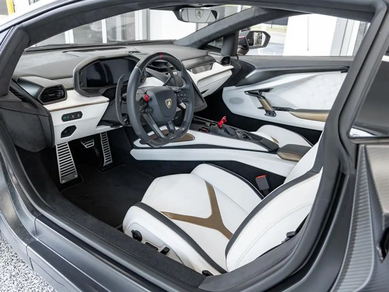 Lamborghini Revuelto снимка Lamborghini Revuelto