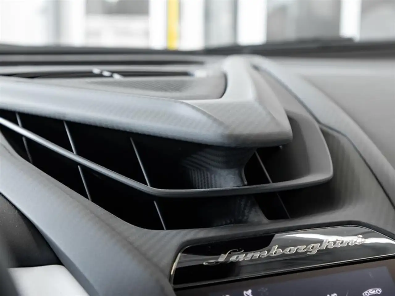 Lamborghini Revuelto снимка Lamborghini Revuelto