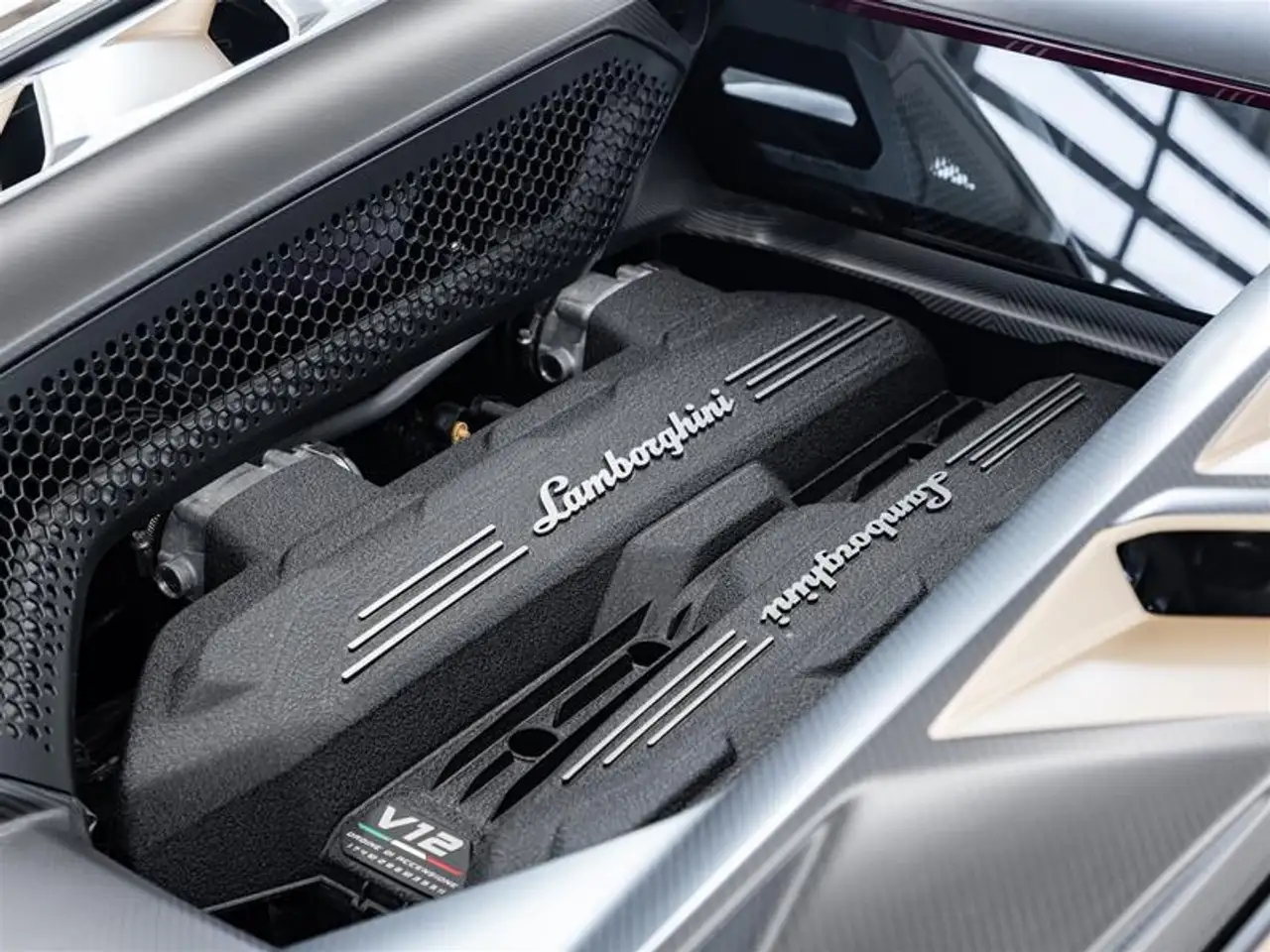 Lamborghini Revuelto снимка Lamborghini Revuelto