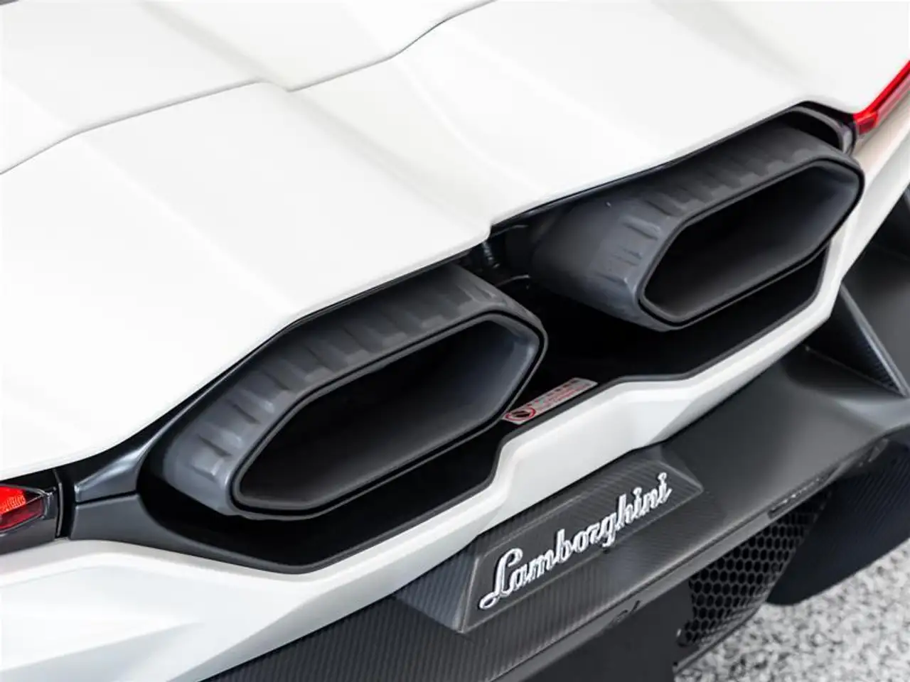 Lamborghini Revuelto снимка Lamborghini Revuelto