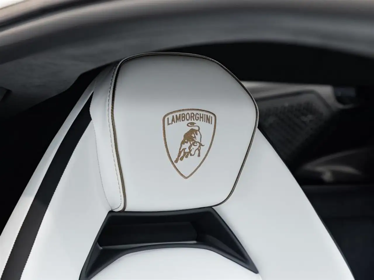 Lamborghini Revuelto снимка Lamborghini Revuelto