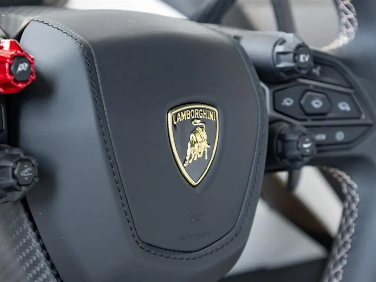 Lamborghini Revuelto снимка Lamborghini Revuelto