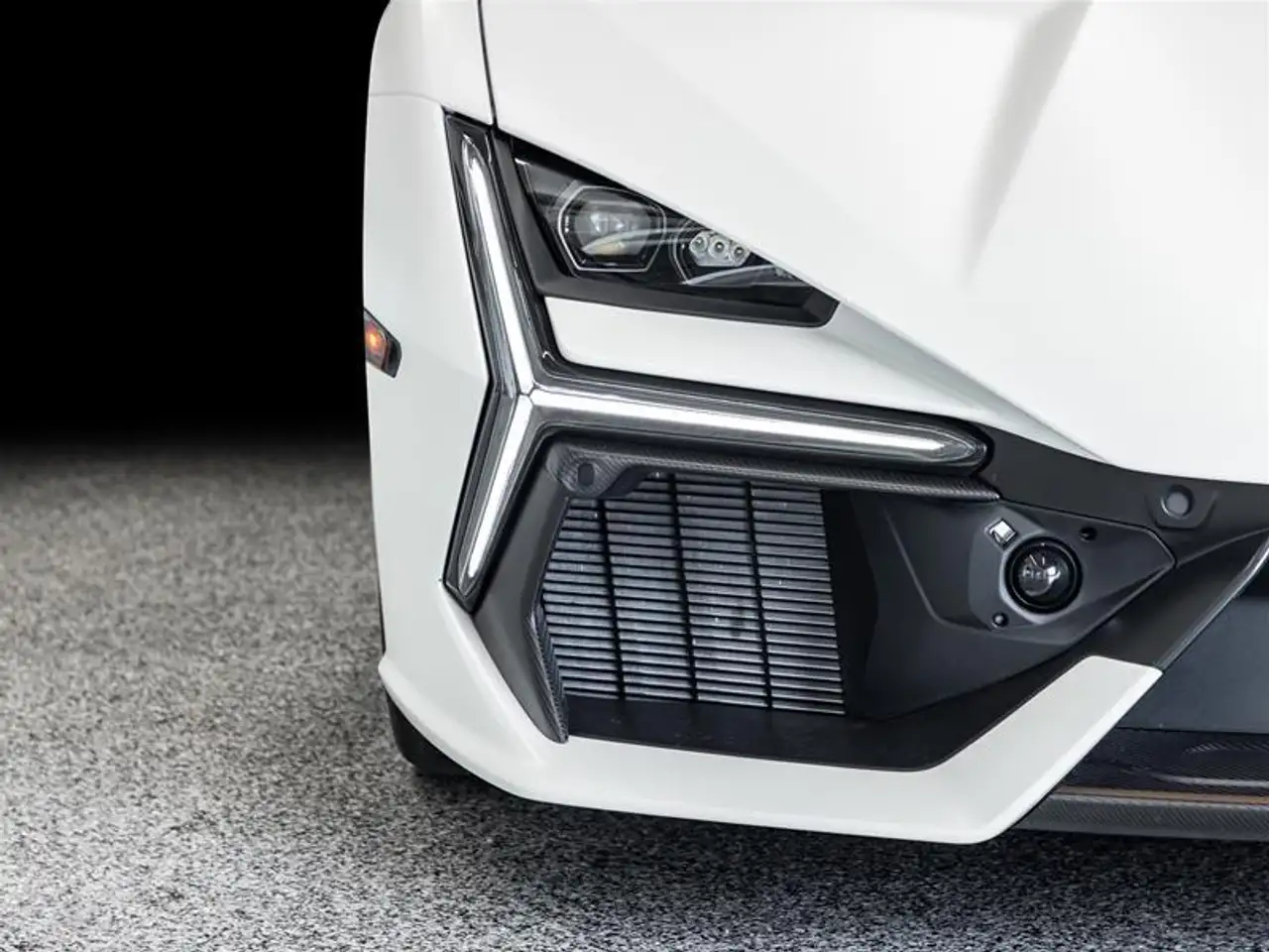 Lamborghini Revuelto снимка Lamborghini Revuelto