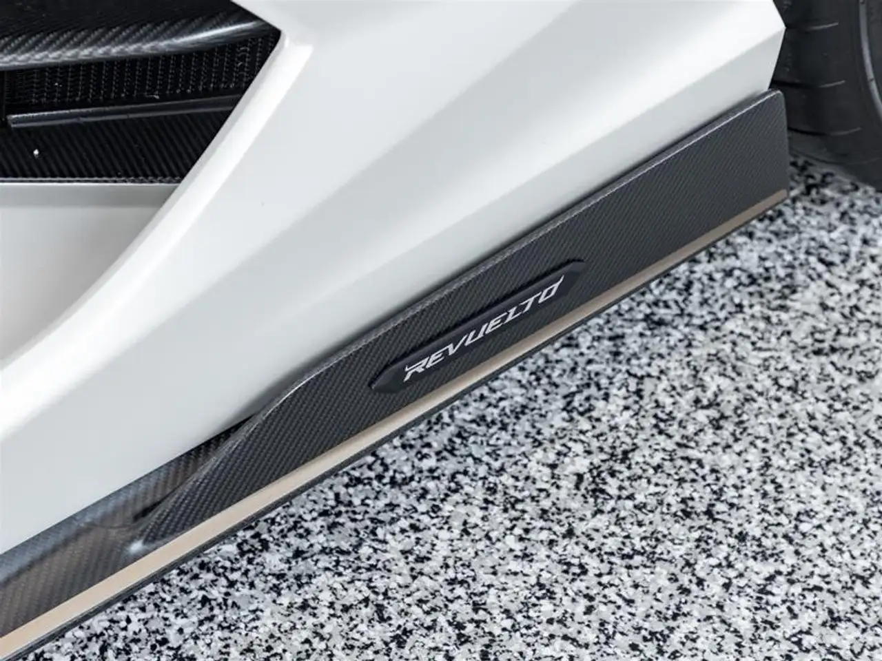 Lamborghini Revuelto снимка Lamborghini Revuelto