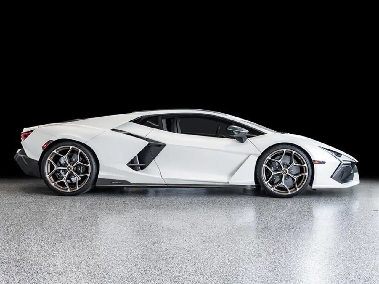 Lamborghini Revuelto снимка Lamborghini Revuelto