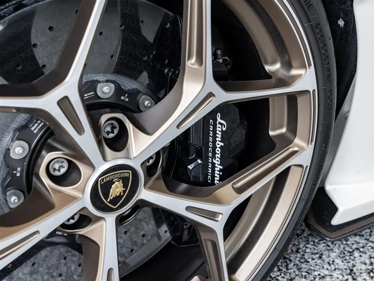 Lamborghini Revuelto снимка Lamborghini Revuelto
