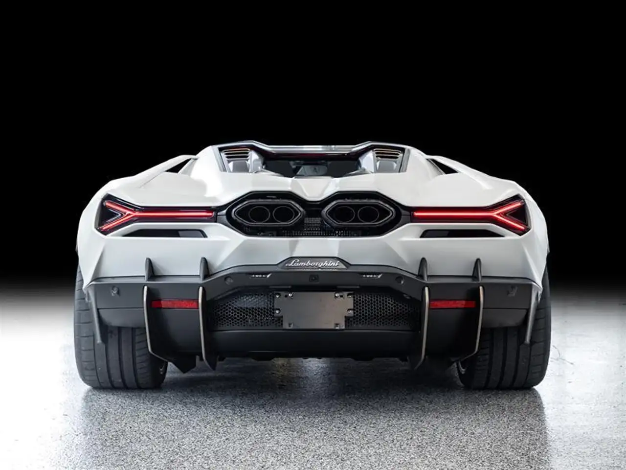 Lamborghini Revuelto снимка Lamborghini Revuelto