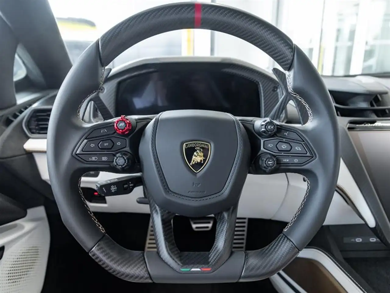 Lamborghini Revuelto снимка Lamborghini Revuelto