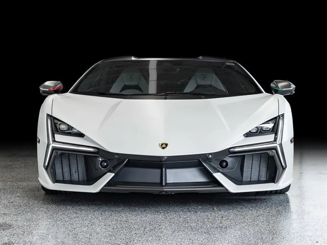 Lamborghini Revuelto снимка Lamborghini Revuelto