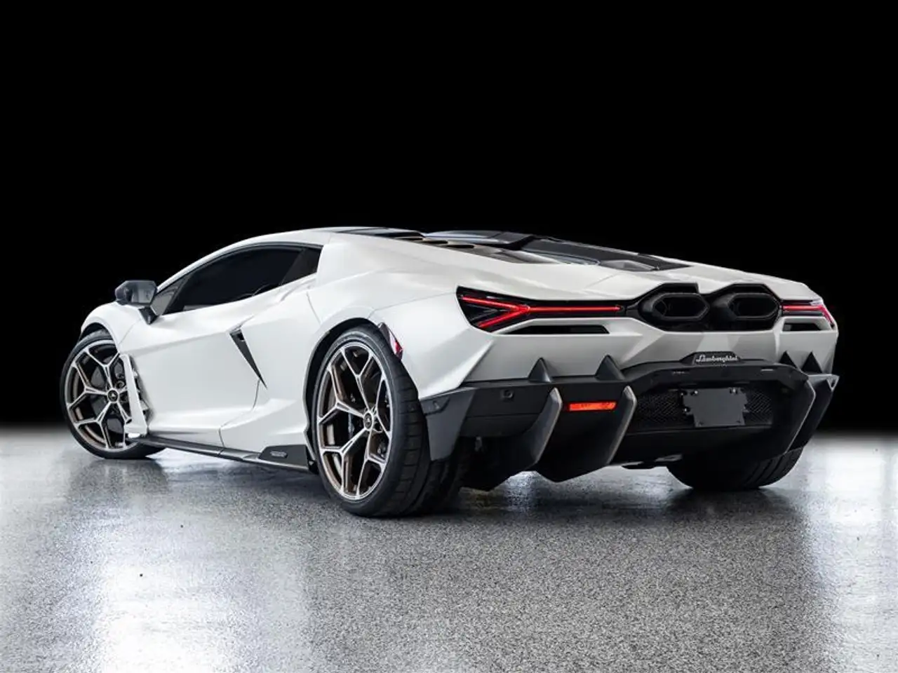 Lamborghini Revuelto снимка Lamborghini Revuelto
