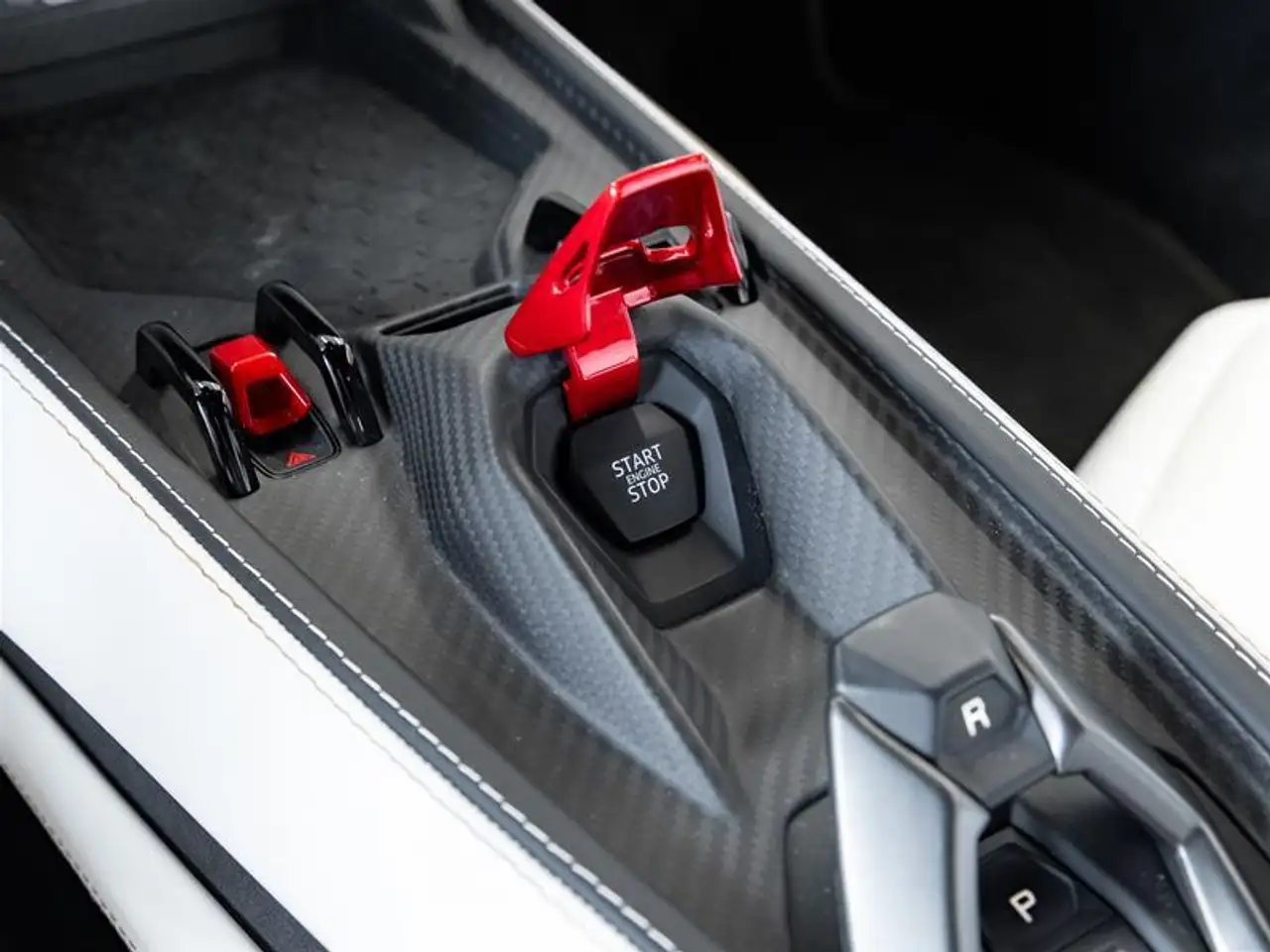 Lamborghini Revuelto снимка Lamborghini Revuelto