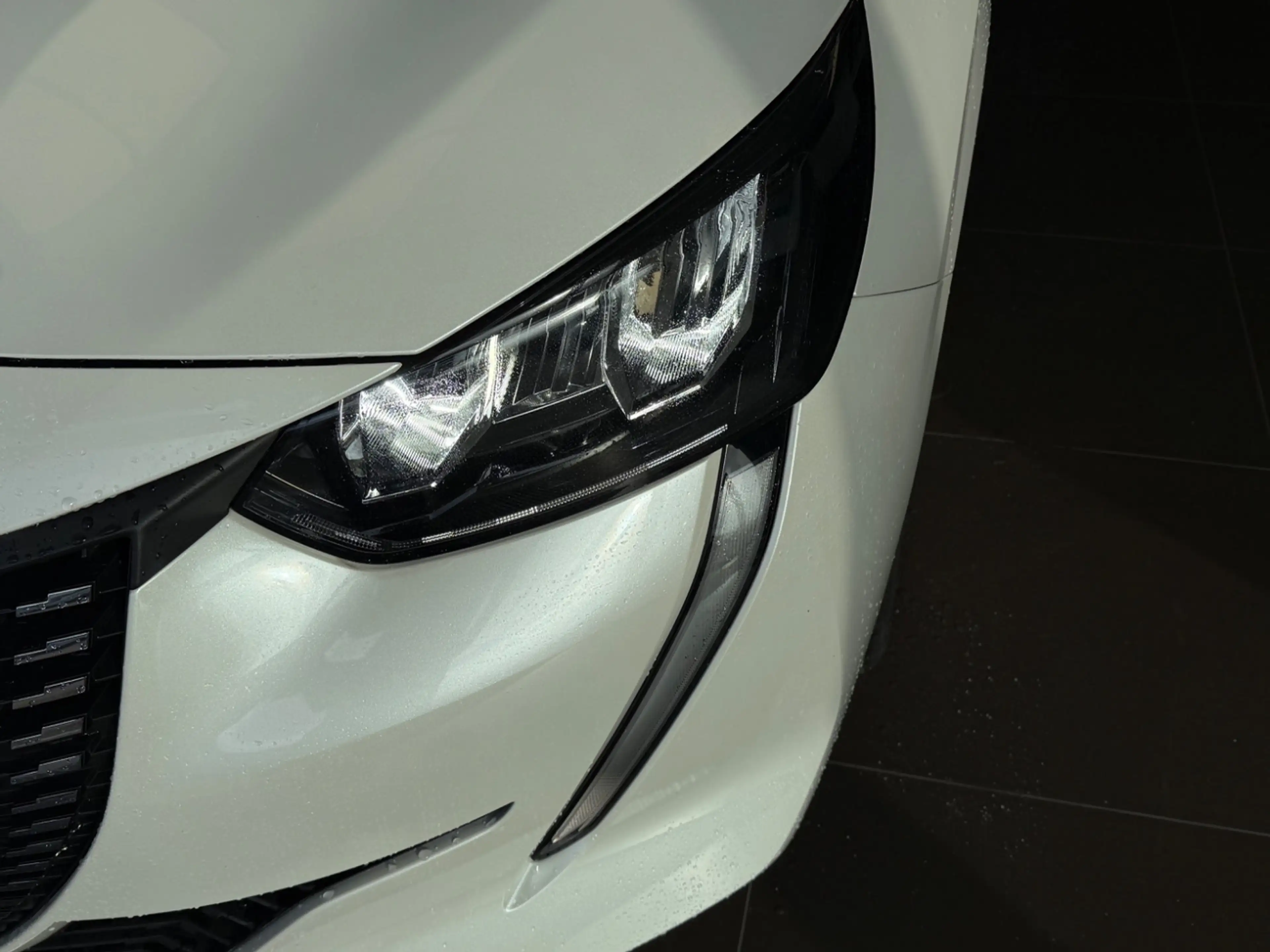 Peugeot 208 1.2 PureTech 100 — photo 9