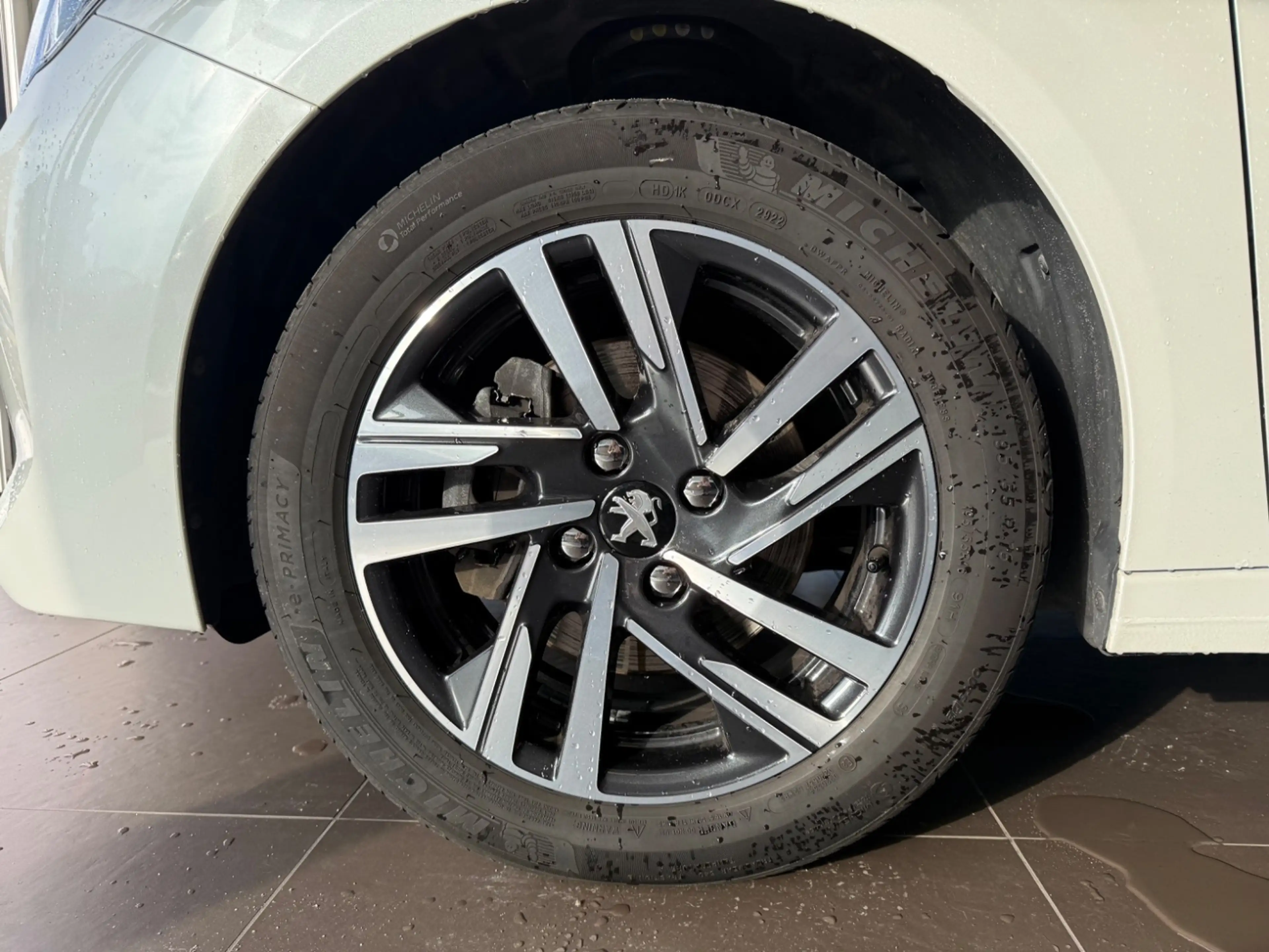 Peugeot 208 1.2 PureTech 100 — photo 8