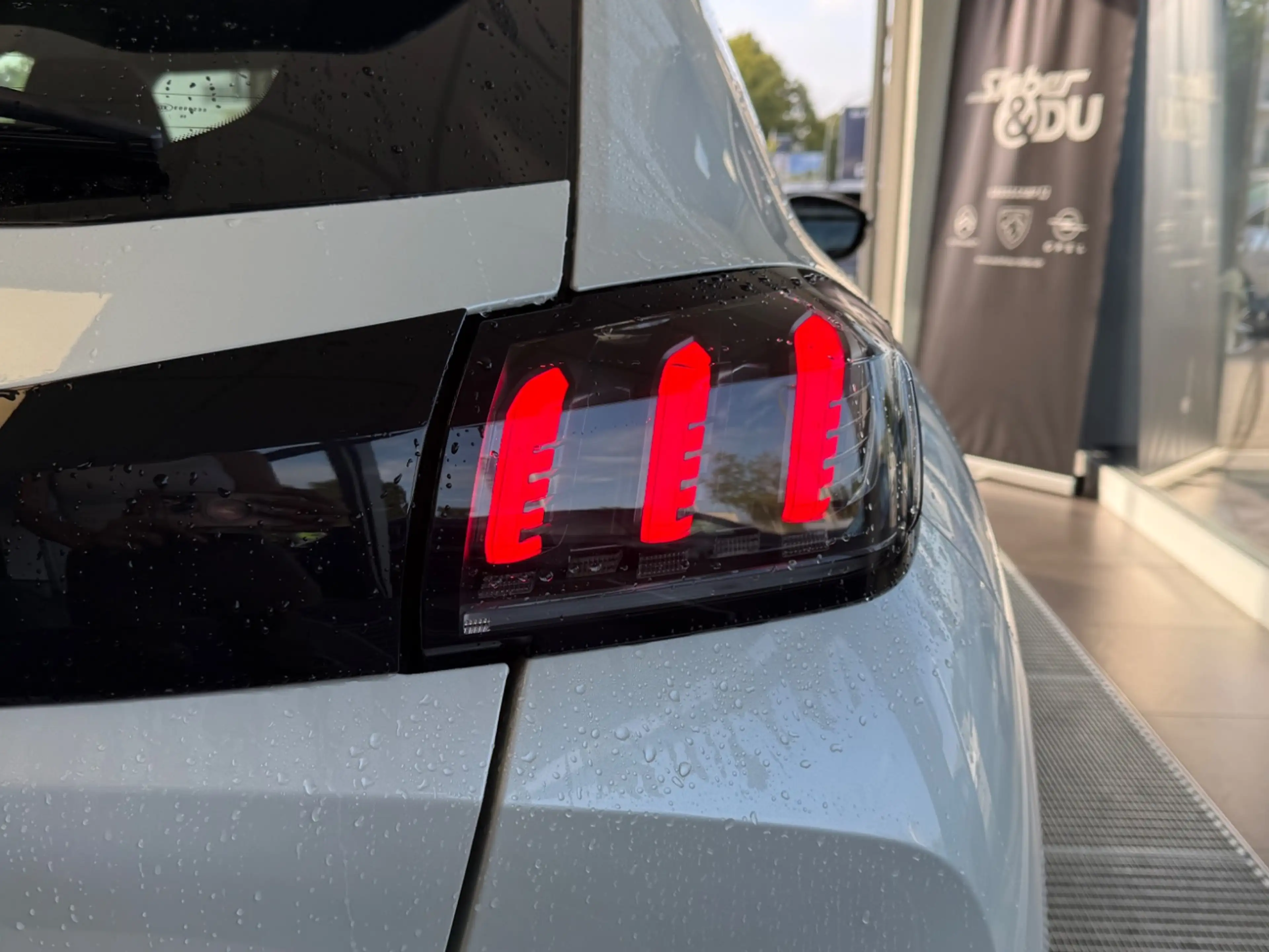 Peugeot 208 1.2 PureTech 100 — photo 10