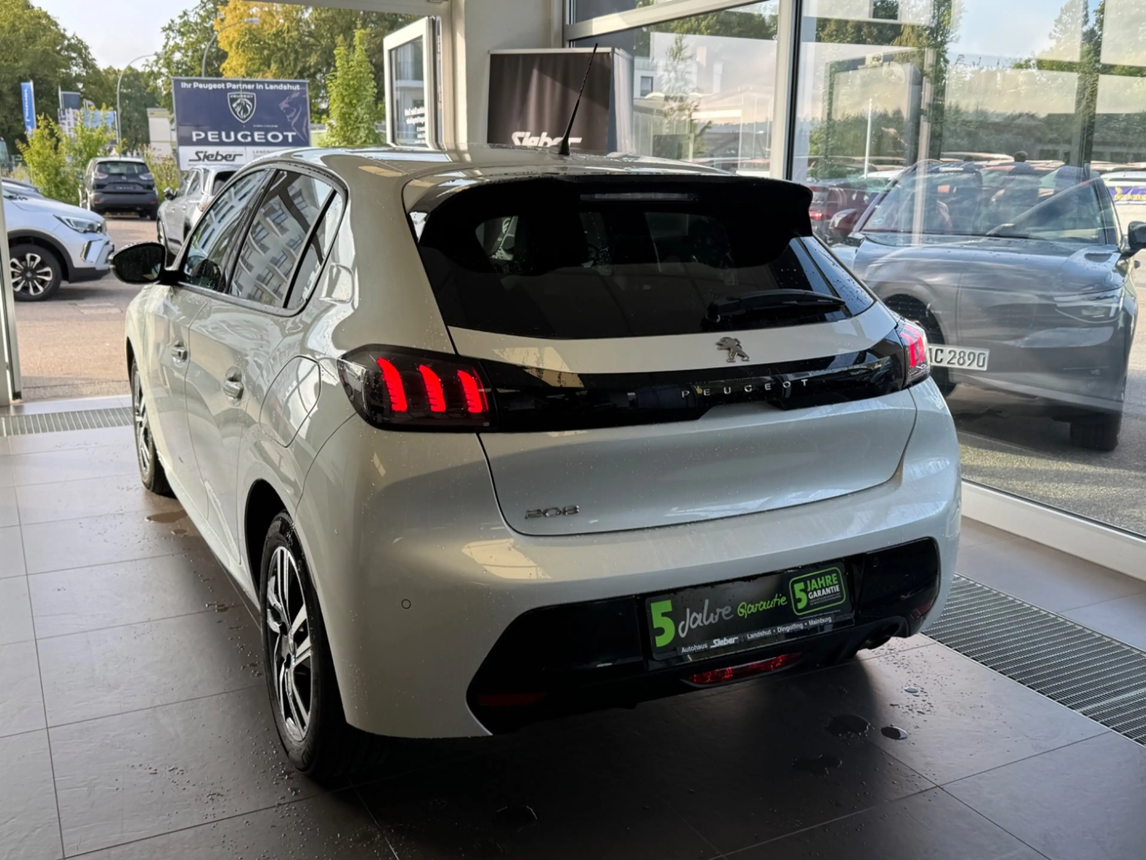 Peugeot 208 1.2 PureTech 100 — photo 7
