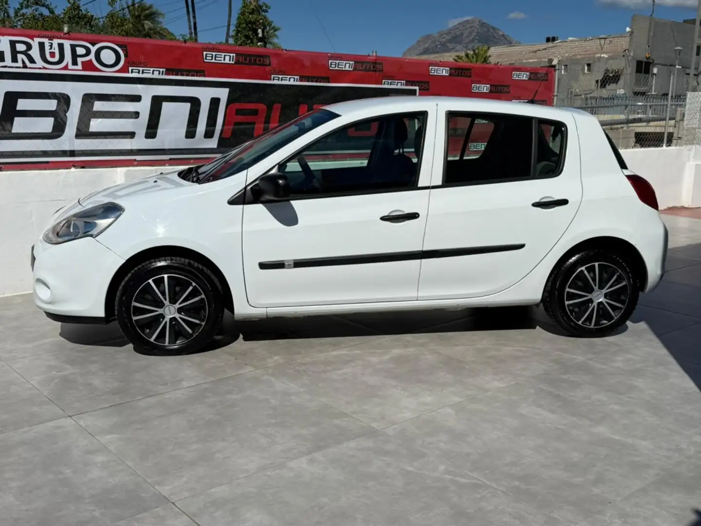 Renault Clio 1.2 16v Authentique Blanco - 2