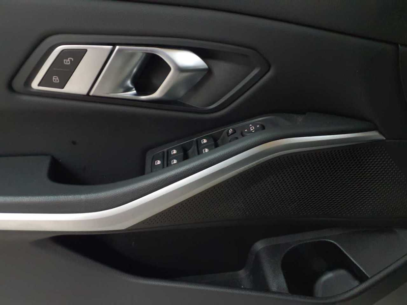 BMW 330 330d Aut. M-SPORTPAKET AHK KAMERA LED — photo 4