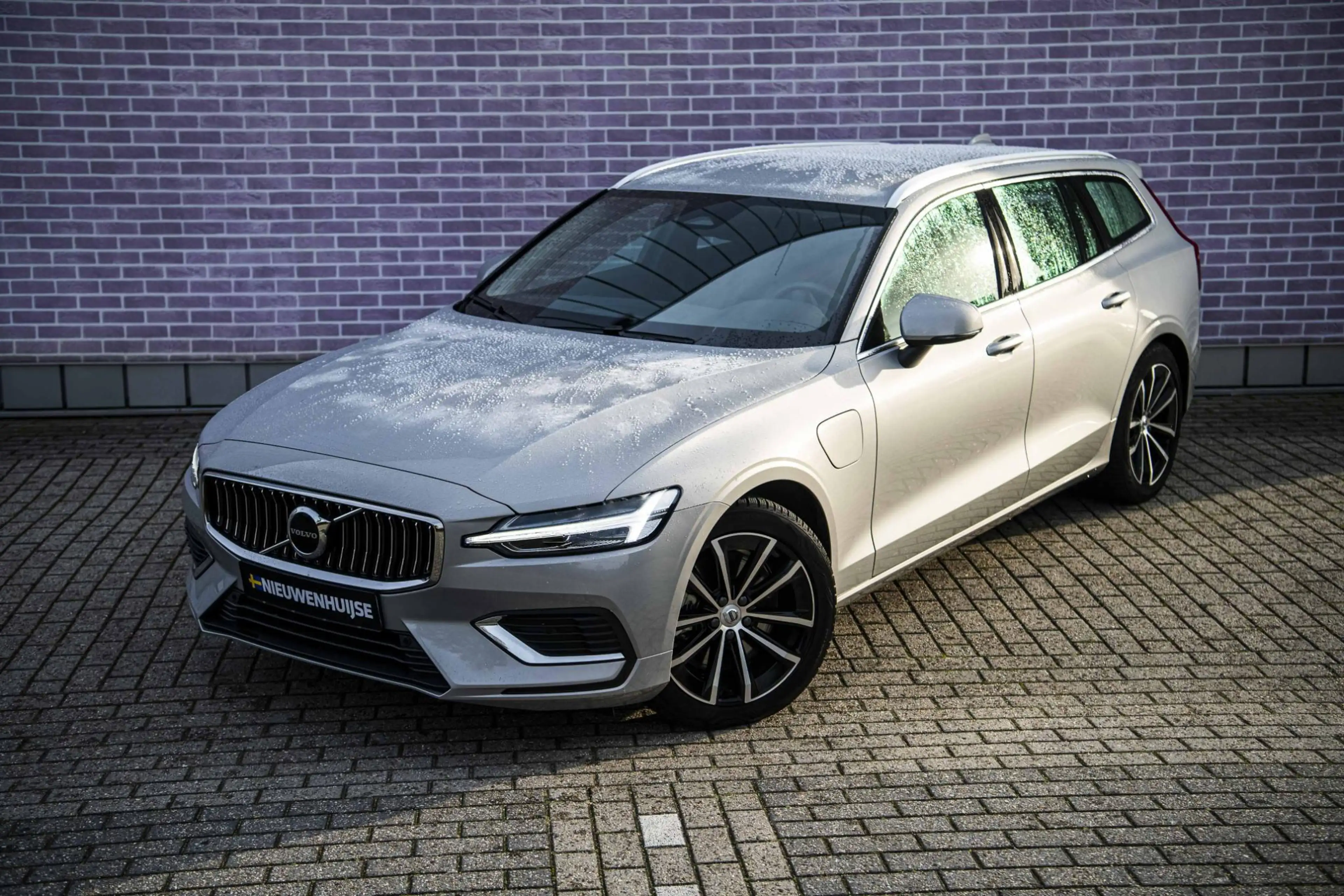 Volvo V60 2.0 T6 Plug-in Hybrid AWD Essential Bright | PHEV — photo 13