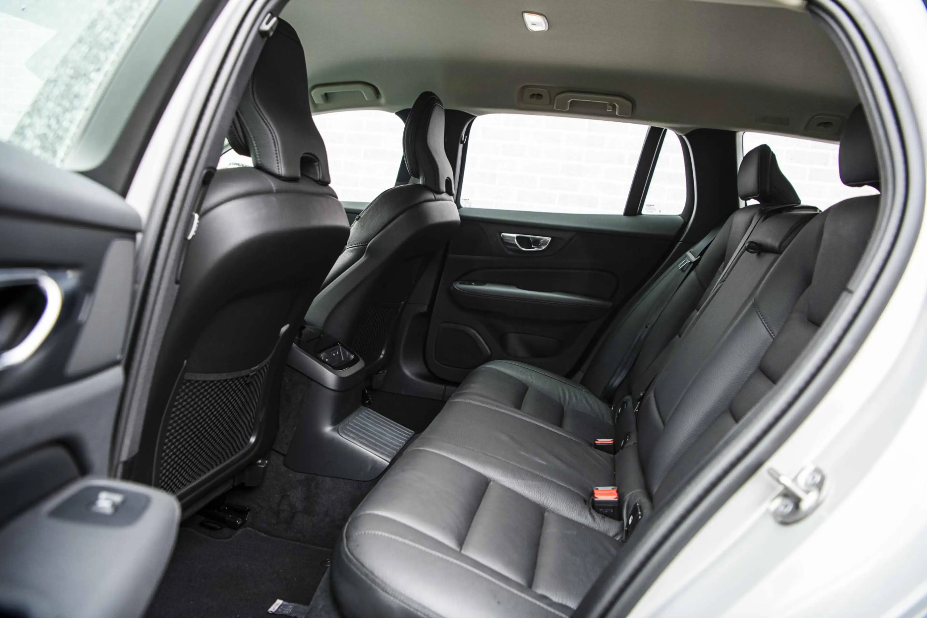 Volvo V60 2.0 T6 Plug-in Hybrid AWD Essential Bright | PHEV — photo 7