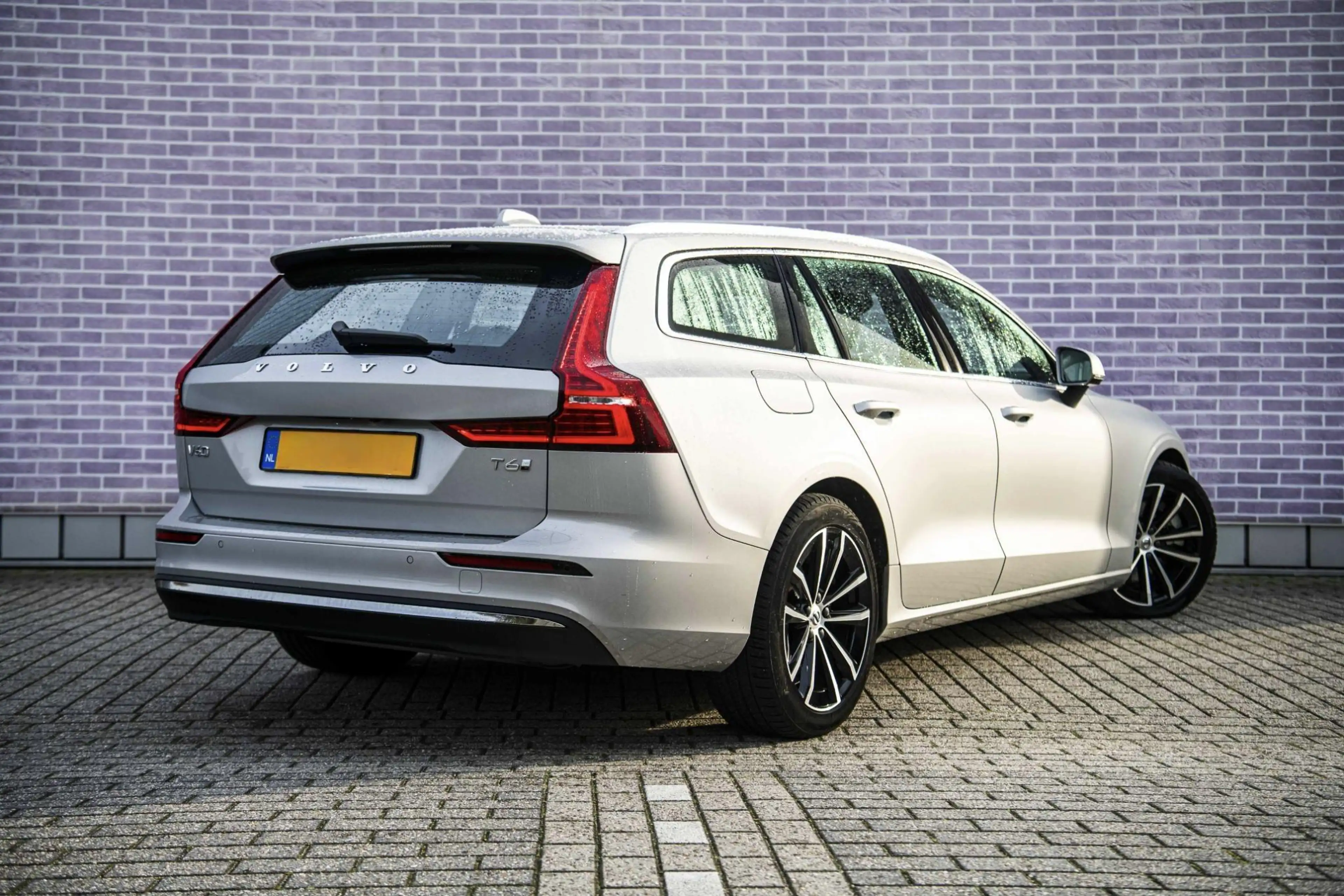 Volvo V60 2.0 T6 Plug-in Hybrid AWD Essential Bright | PHEV — photo 2