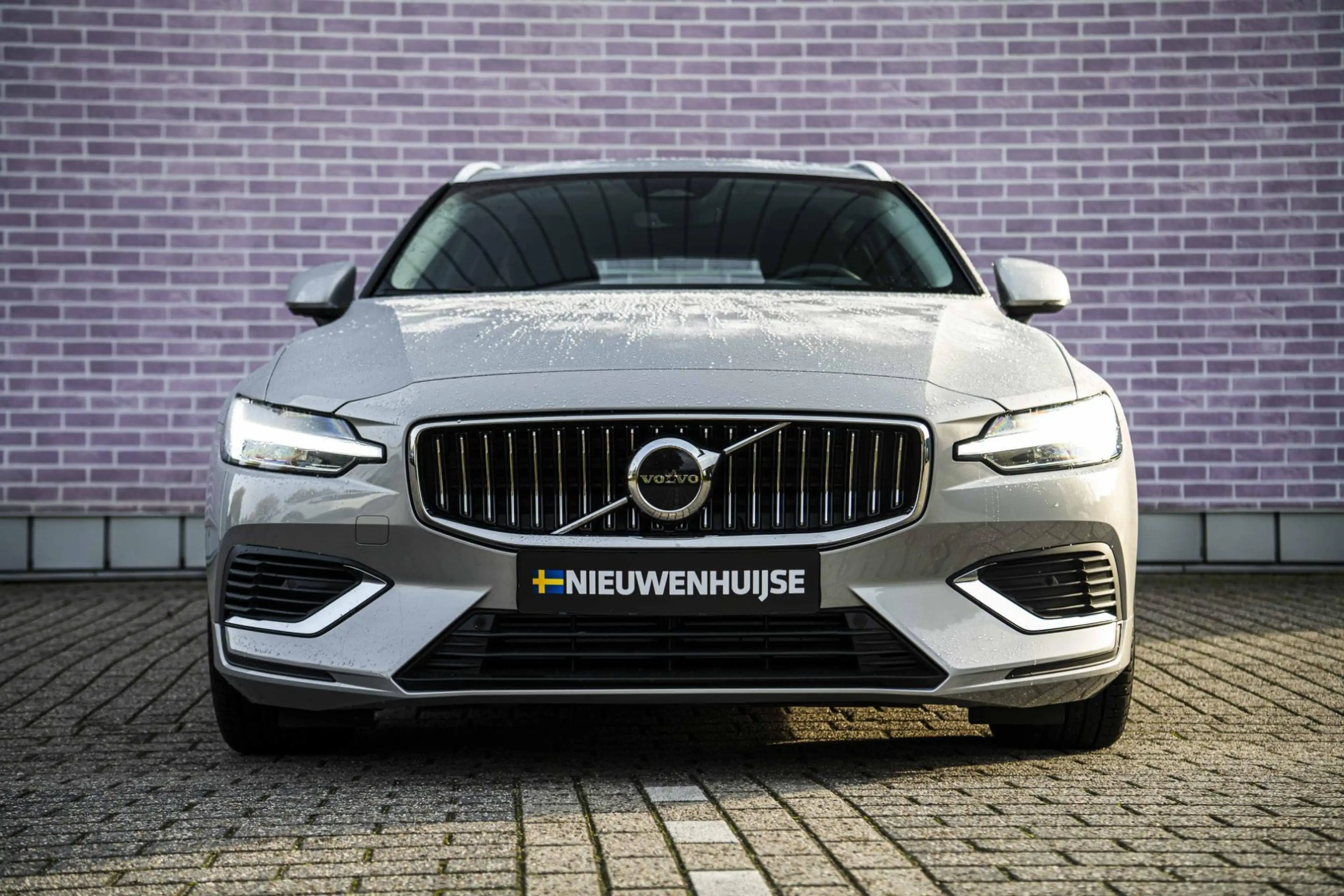 Volvo V60 2.0 T6 Plug-in Hybrid AWD Essential Bright | PHEV — photo 8