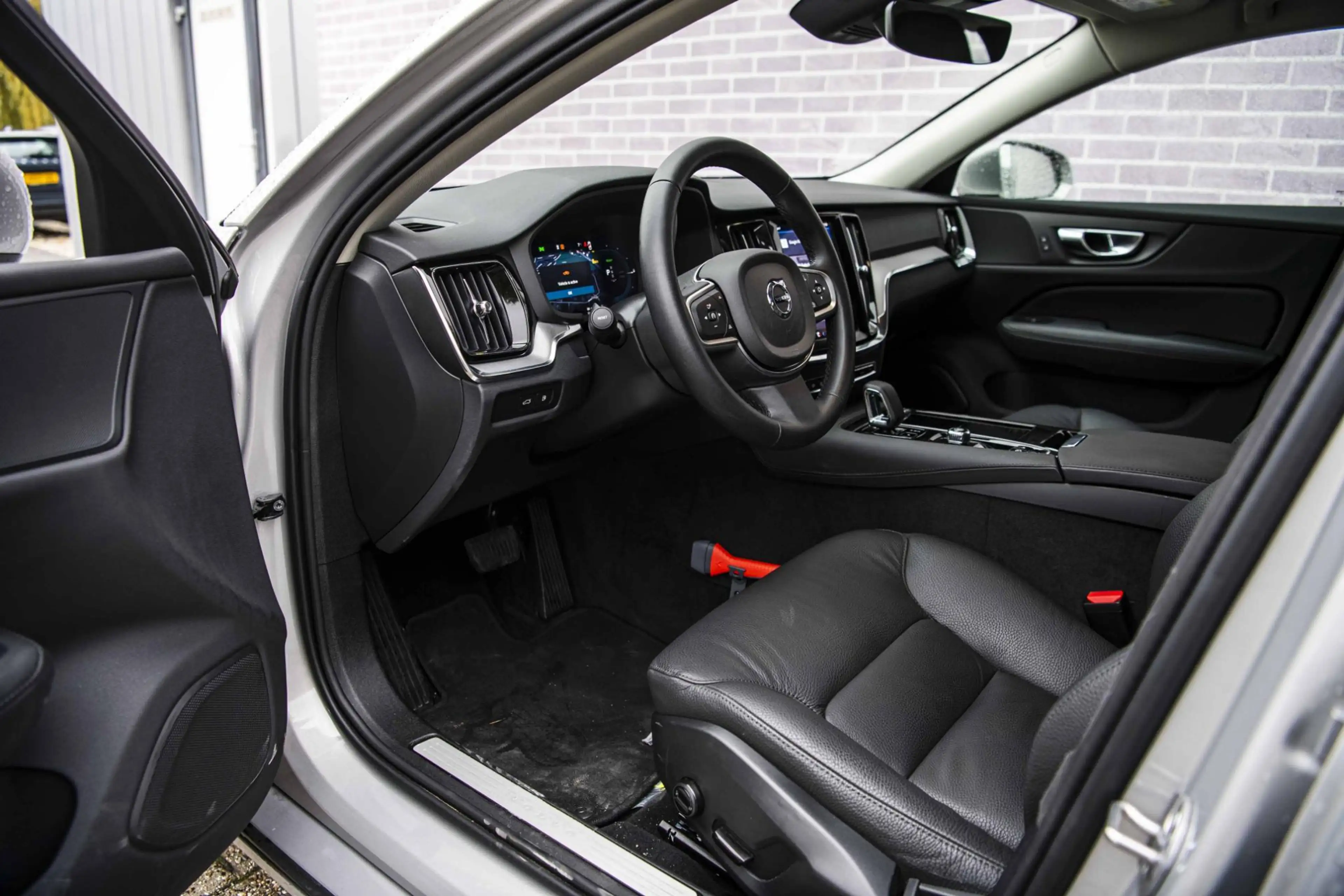 Volvo V60 2.0 T6 Plug-in Hybrid AWD Essential Bright | PHEV — photo 15