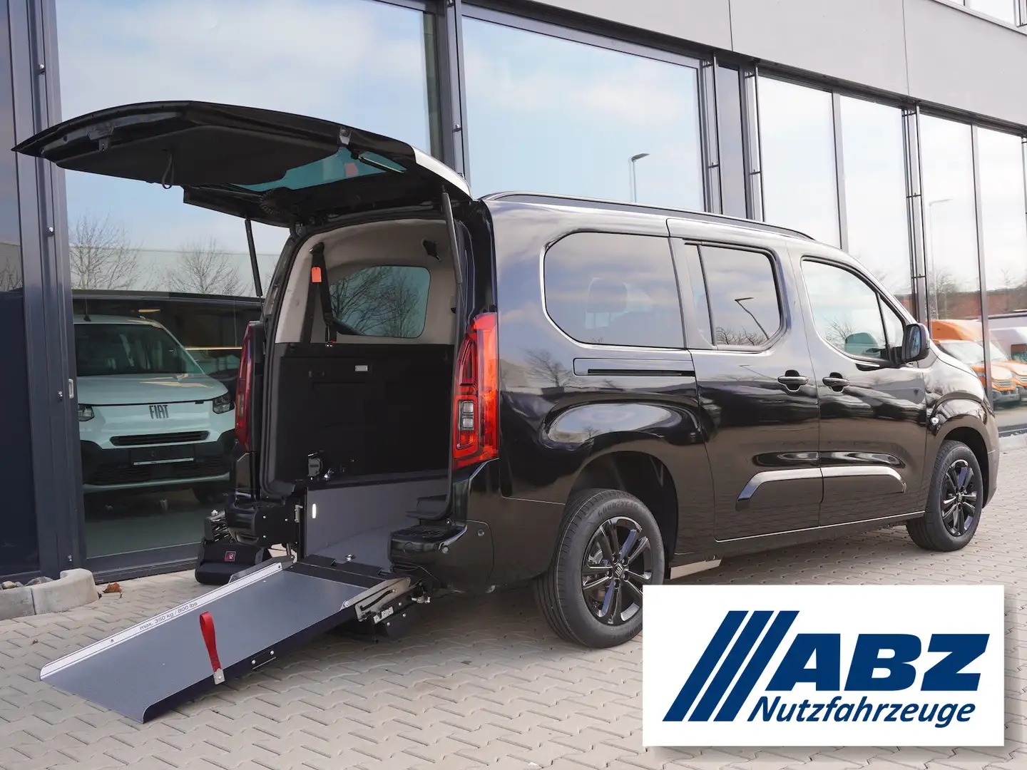 Fiat Doblo Maxi Kombi 130 Automatik / Rollstuhlumbau Negro - 1