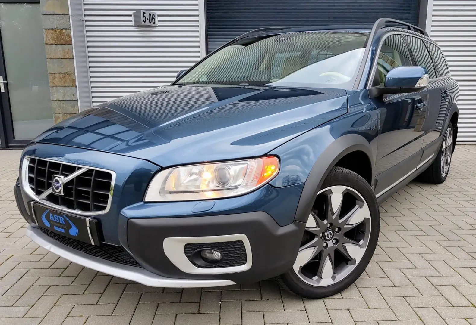 Volvo XC70 3.2 Summum AWD Geartronic 2008 youngtimer NL NAP Blauw - 1