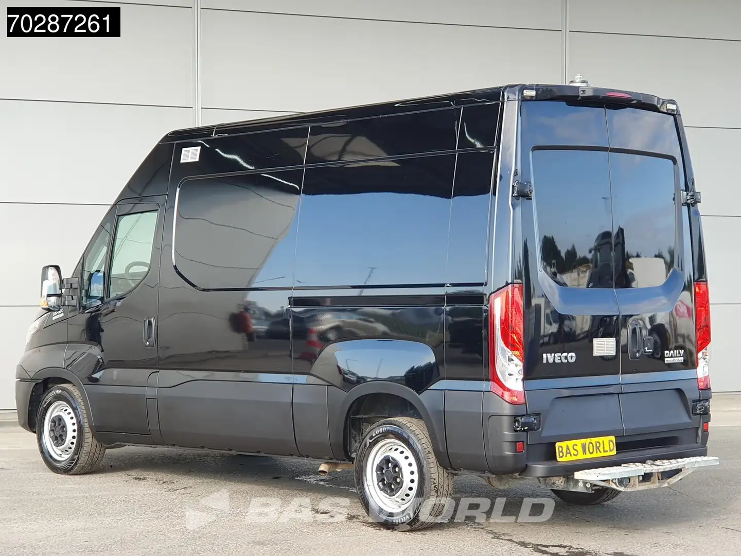 Iveco Daily 35S16 Automaat L2H2 3,5t Trekhaak Airco Cruise Cam Zwart - 2