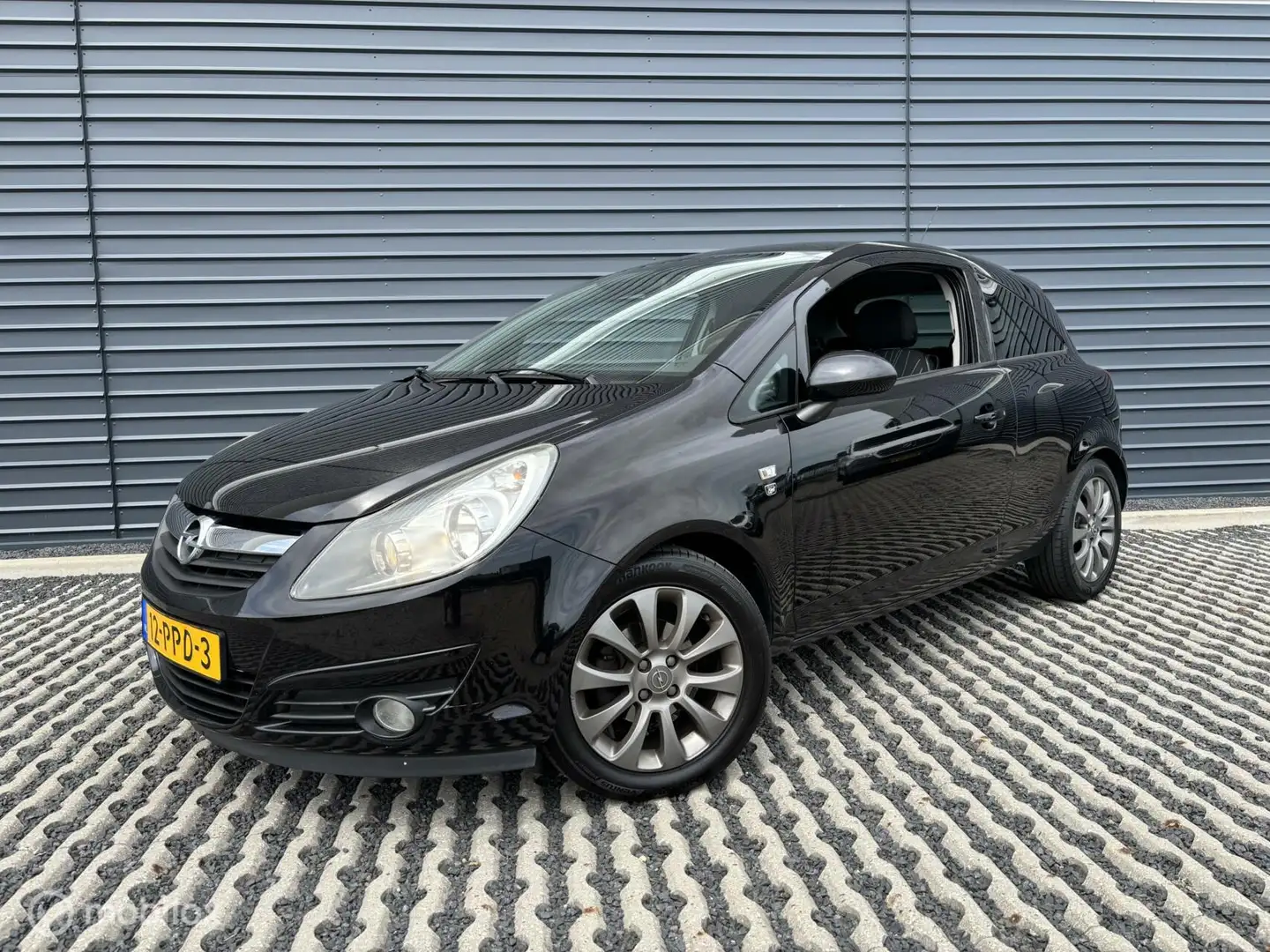 Opel Corsa 1.2-16V 111 Edition | Airco | Goed onderhouden Noir - 1
