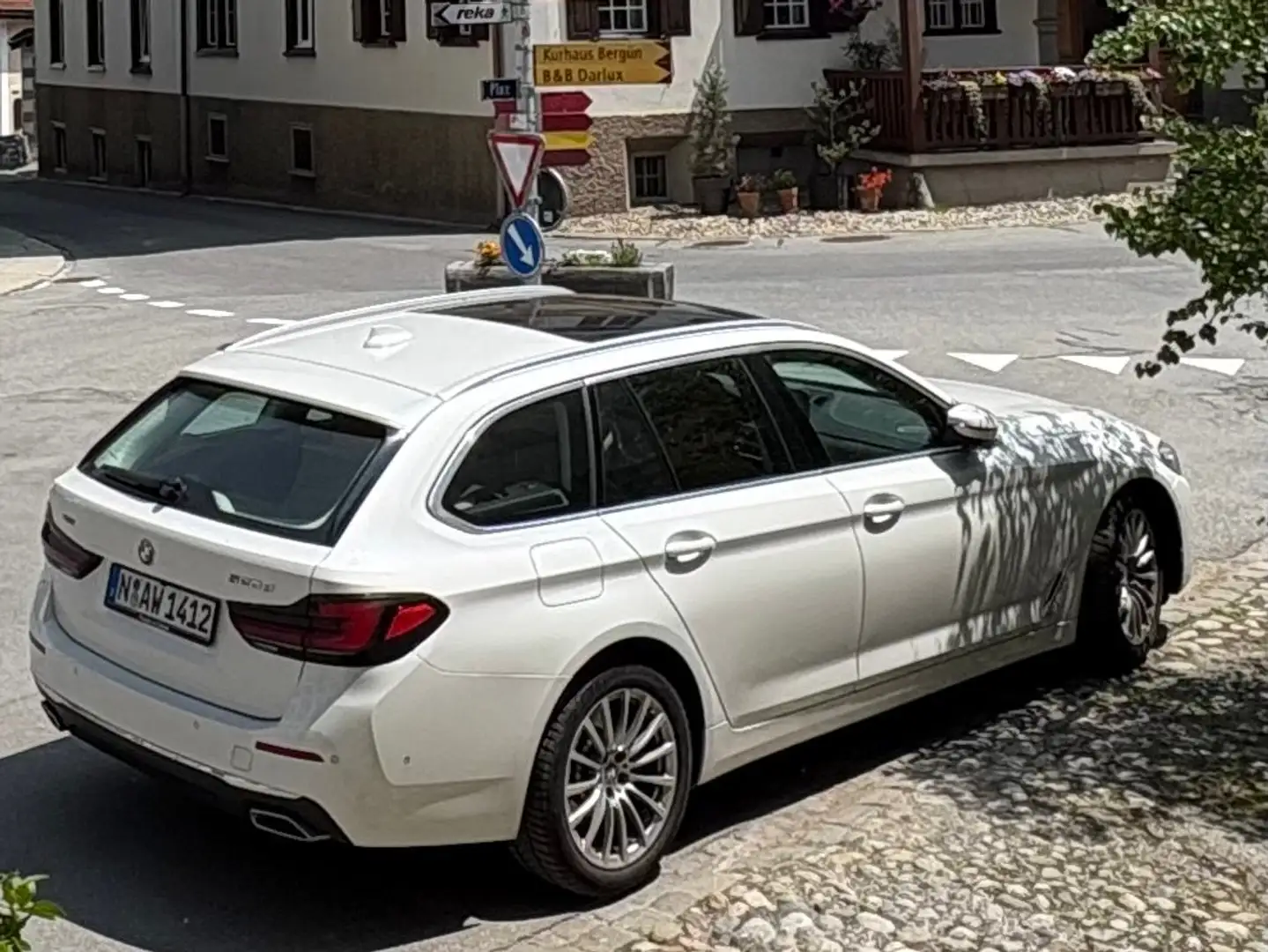 BMW 520 520d xDrive Touring Aut. Luxury Line Weiß - 1