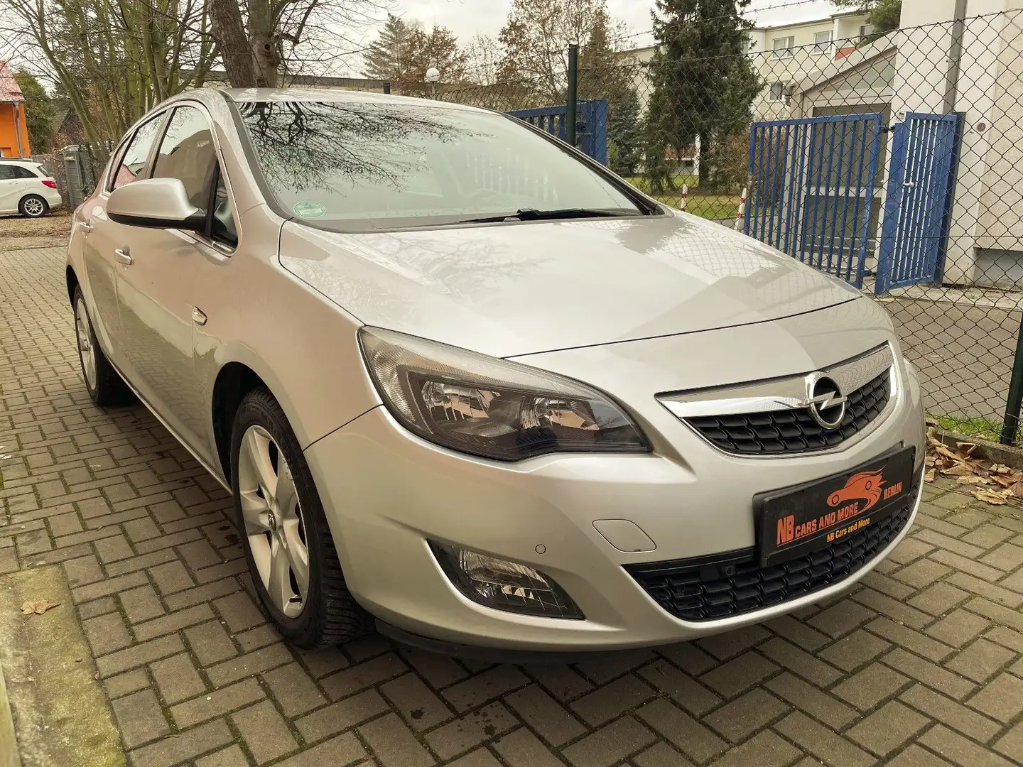 Opel Astra J Lim. 5-trg. Sport, Klima, Sitzheizung!!! Silber - 1