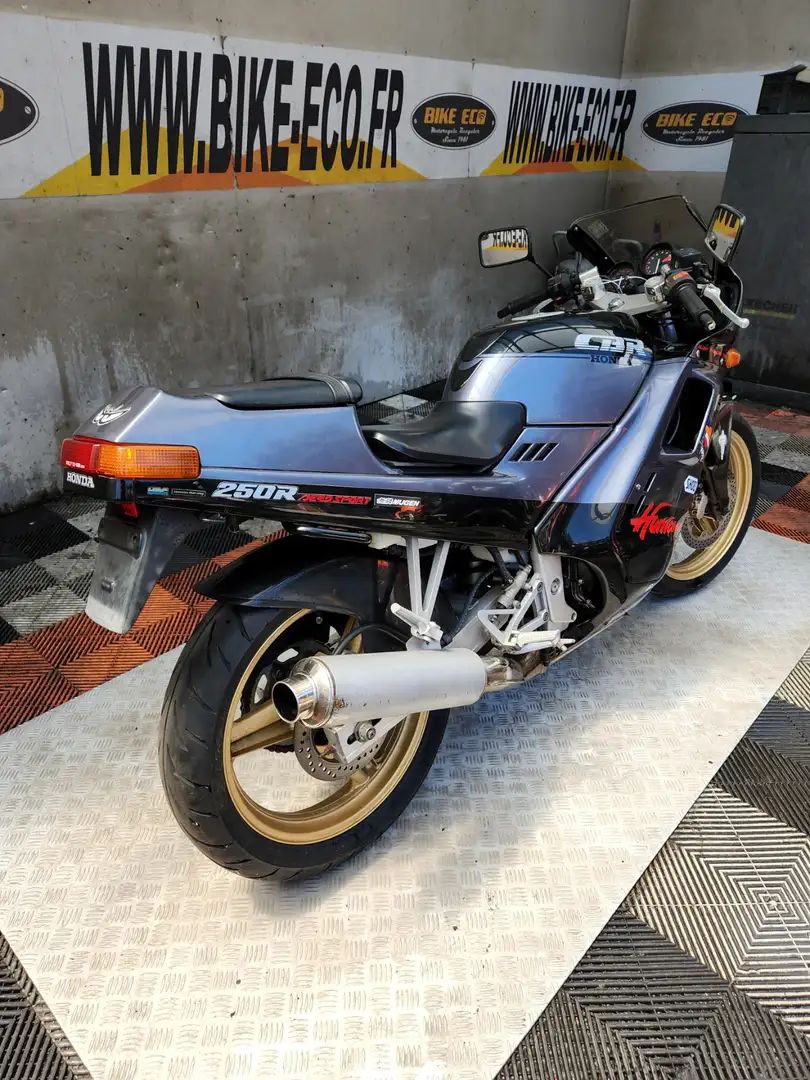 Honda CBR 250 Zwart - 1