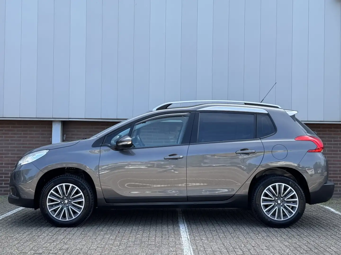 Peugeot 2008 1.2 PureT. Blue Lion Grijs - 2