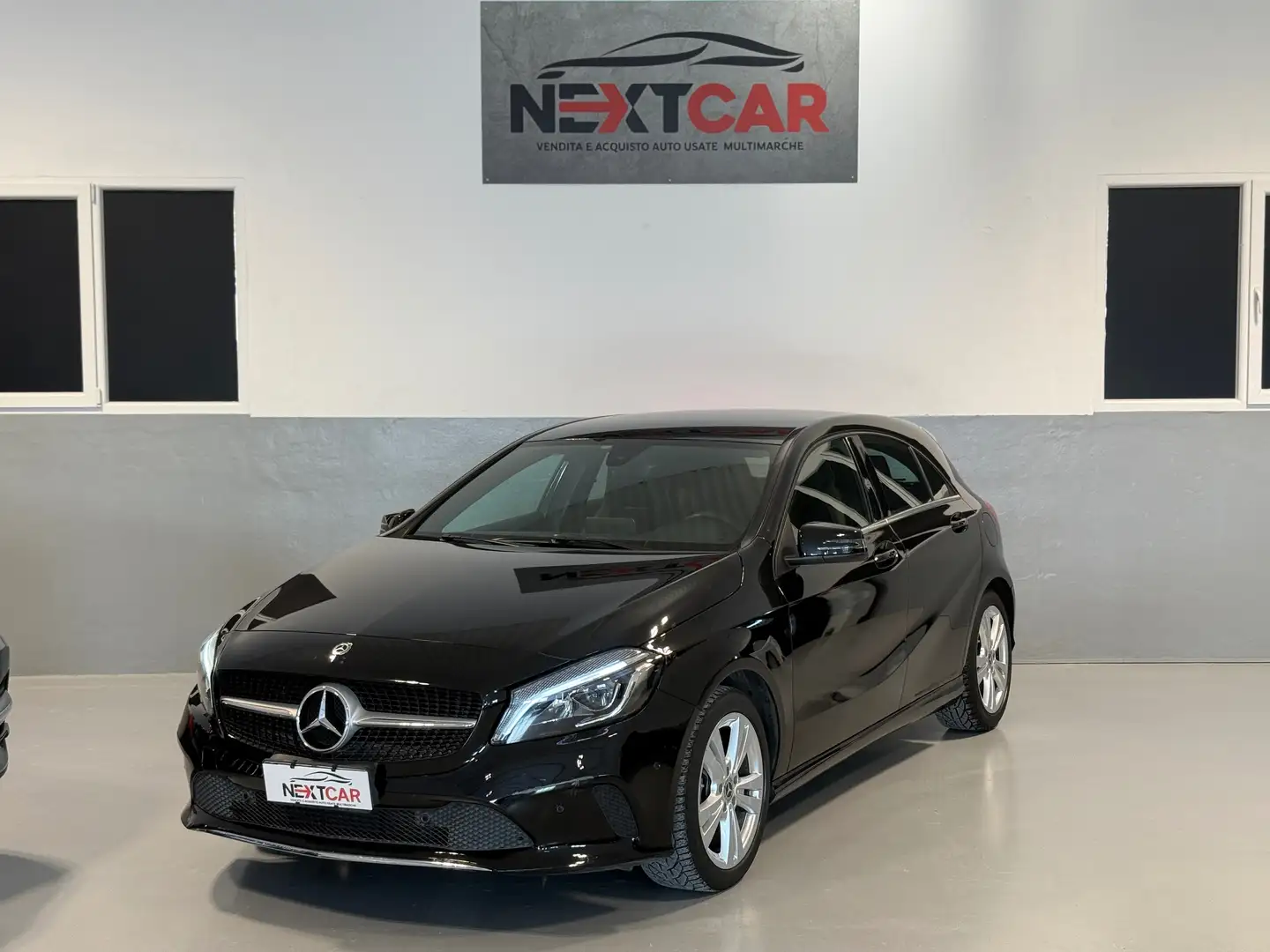 Mercedes-Benz A 180 AMG Line - Premium Next auto Schwarz - 1