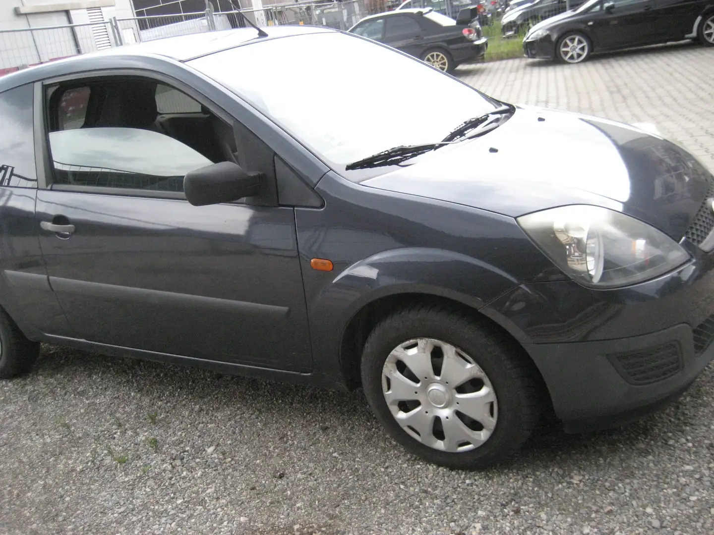 Ford Fiesta 1.3 Ambiente TÜV ist abgelaufen Šedá - 2