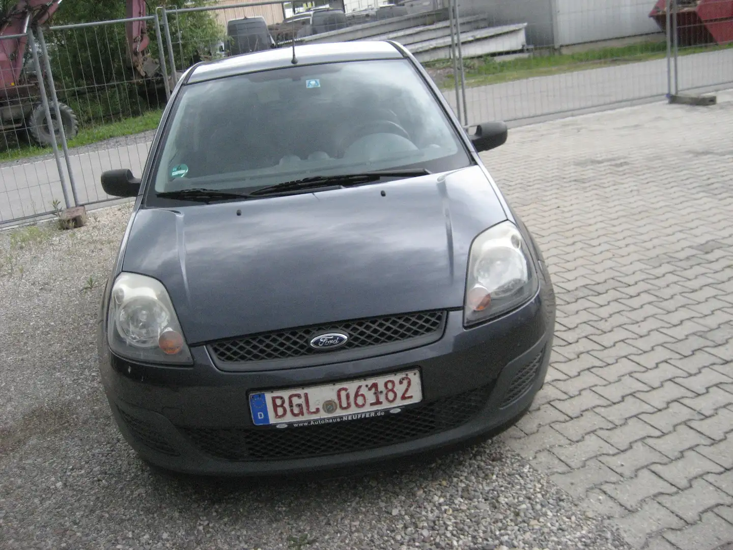 Ford Fiesta 1.3 Ambiente TÜV ist abgelaufen Šedá - 1