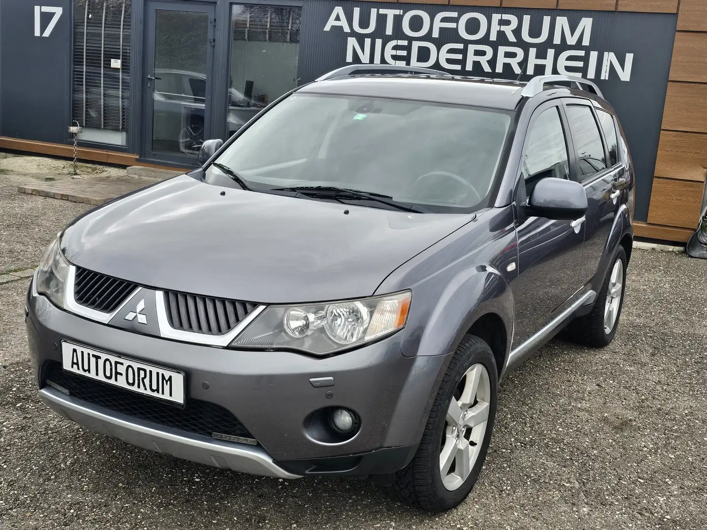 Mitsubishi Outlander 2.2 DI-D ALLRAD Intense 7 Sitzer ALCANTARA* PDC* Grau - 1