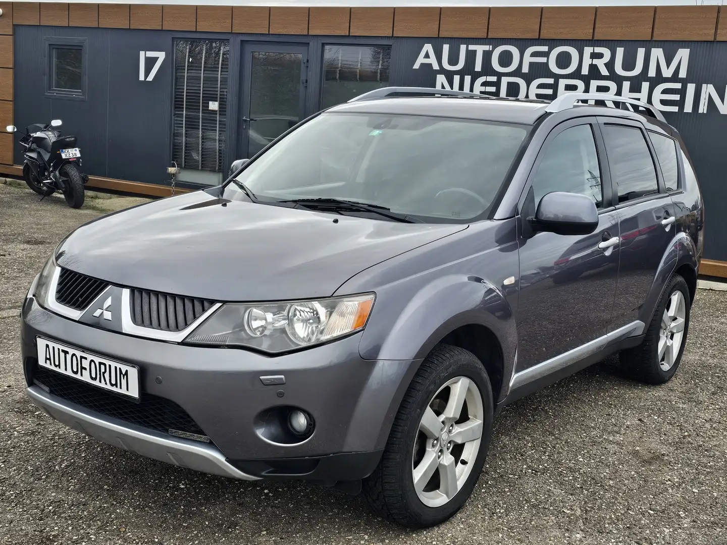 Mitsubishi Outlander 2.2 DI-D ALLRAD Intense 7 Sitzer ALCANTARA* PDC* Grau - 2
