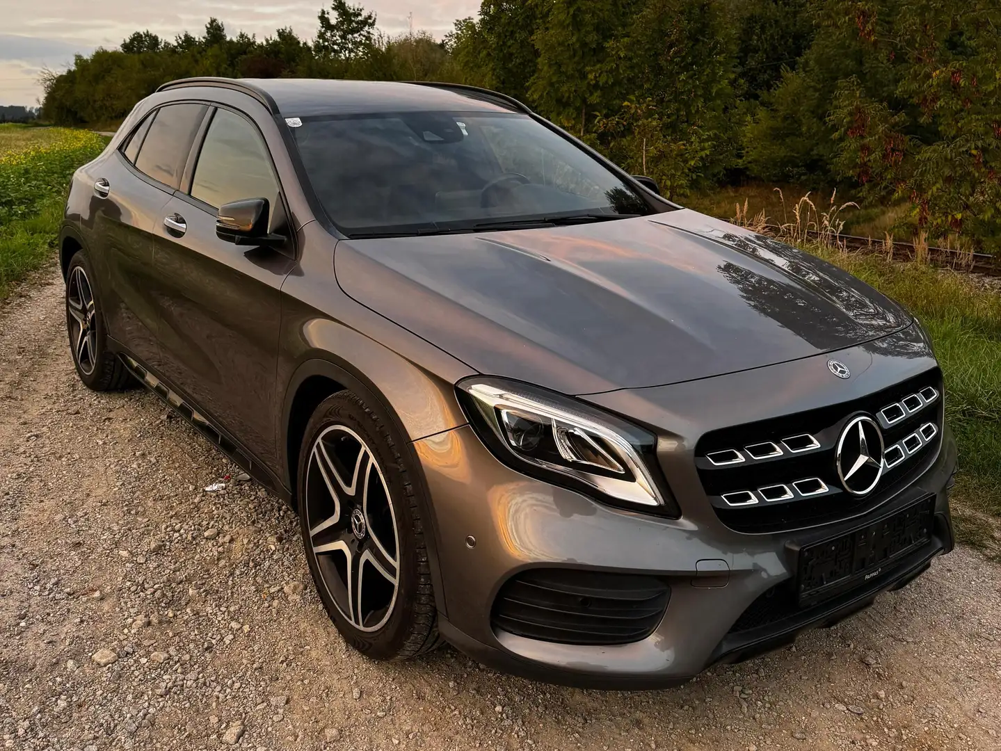 Mercedes-Benz GLA 180 GLA 180 AMG Line Grau - 2