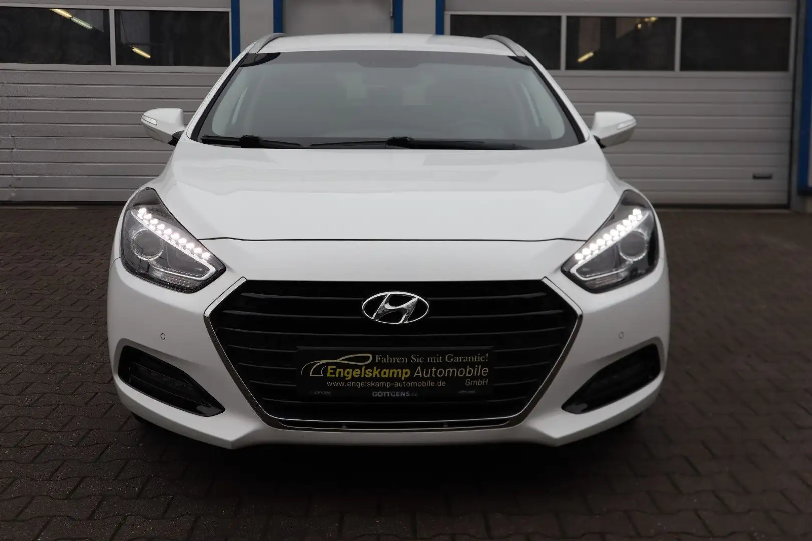 Hyundai i40 1.6 cw blue Trend/NAVI/CAM/AHK/SCHECKH./1.HD Weiß - 2